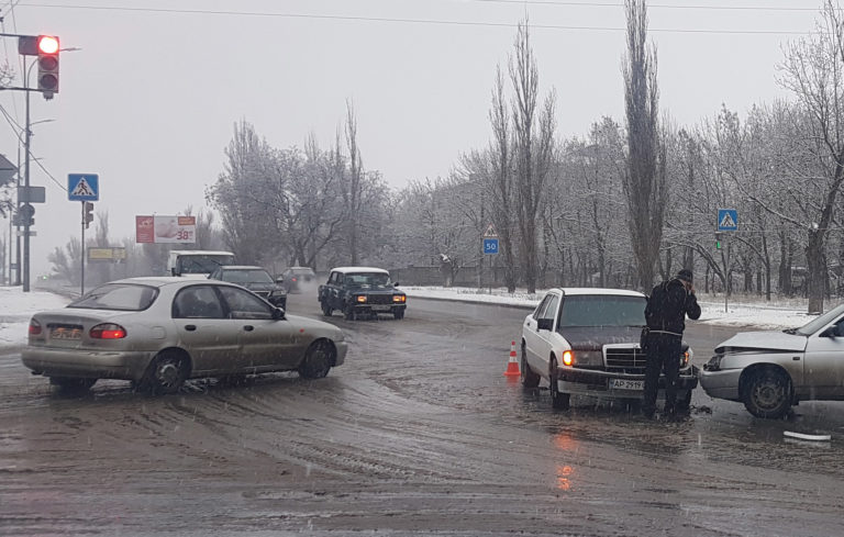 В Запорожской области из-за выпавшего снега случилось ДТП (ФОТО)