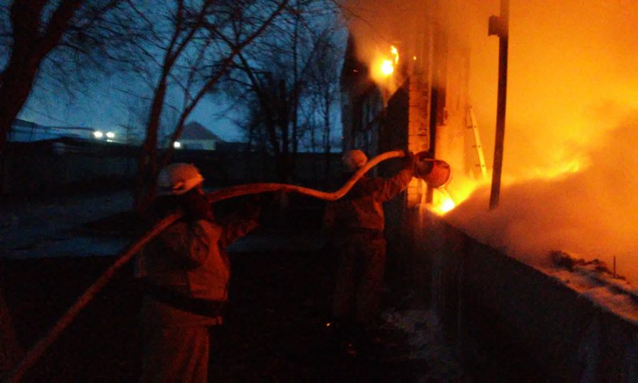 В Запорожской области ночью загорелся склад одного из предприятий: подробности и ФОТО
