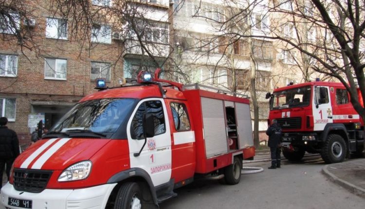 В Запорожье пожарный в свой выходной вынес из огня неходящую женщину (ФОТО)