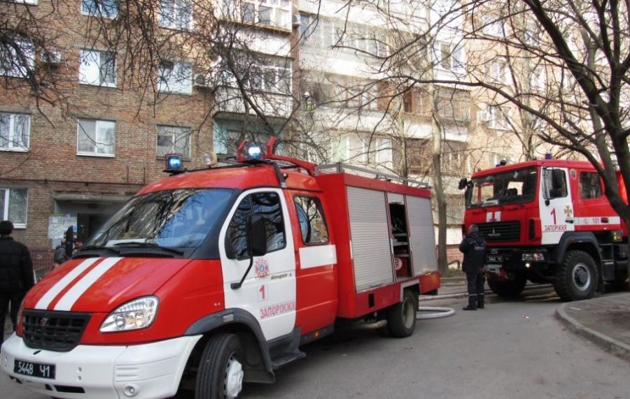 В Запорожье пожарный в свой выходной вынес из огня неходящую женщину (ФОТО)