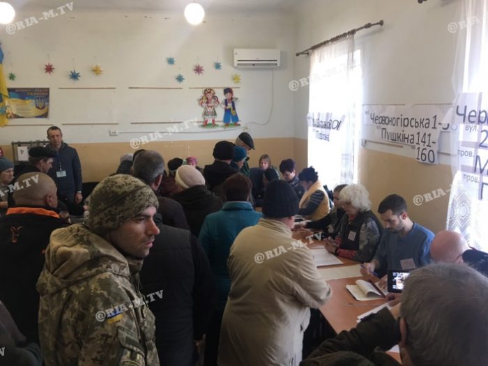 В Запорожской области на избирательном участке заметили военного в форме (ФОТО)