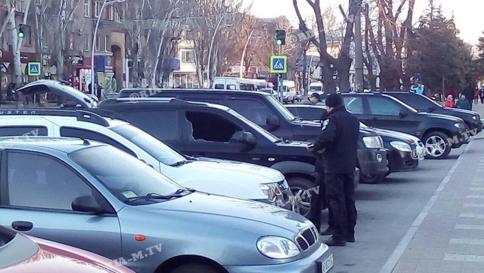 В Запорожской области средь бела дня на парковке обчистили элитный автомобиль (ФОТО)