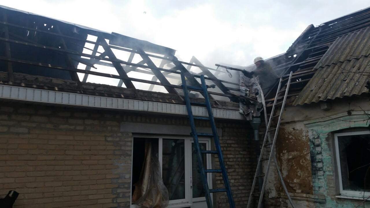 Под Запорожьем загорелась крыша дома: внутри находилась семья с ребенком (ФОТО)