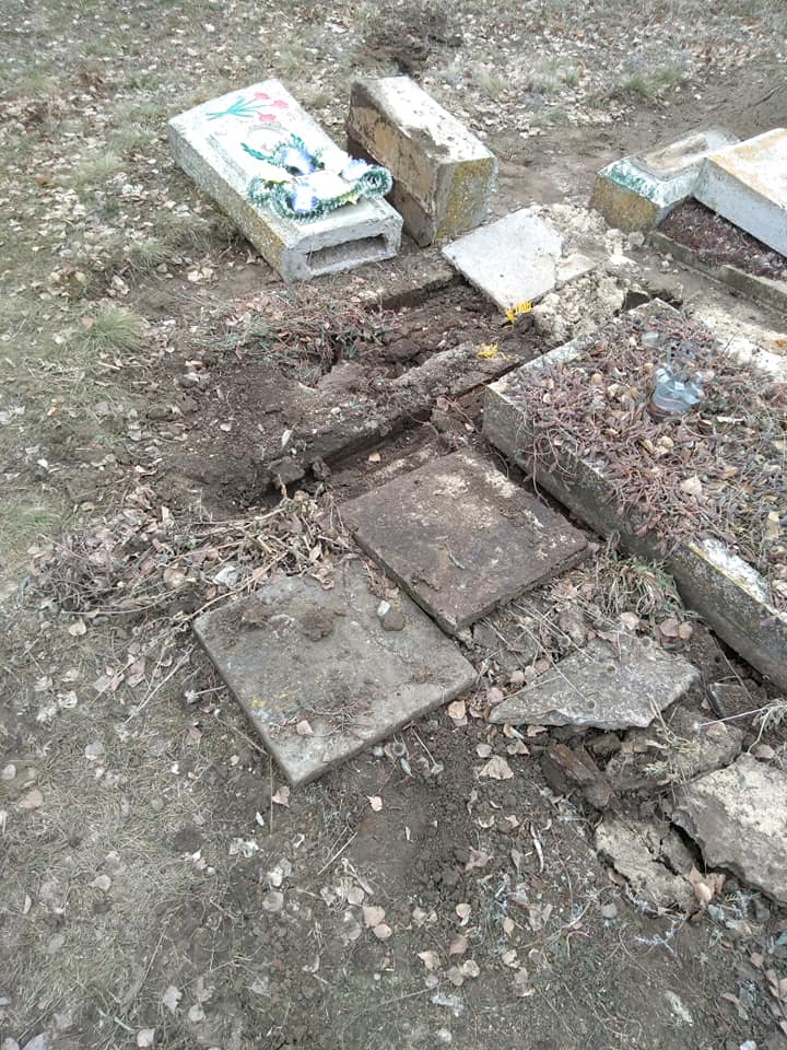 В селе под Запорожьем вандалы разгромили кладбище: опубликованы ФОТО