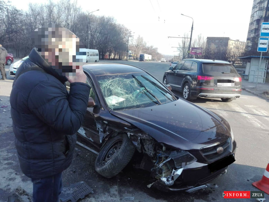 В Запорожье перед управлением полиции столкнулись две иномарки: опубликованы ФОТО