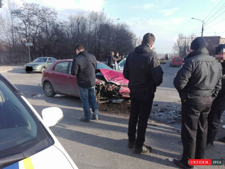 В Запорожье перед управлением полиции столкнулись две иномарки: опубликованы ФОТО