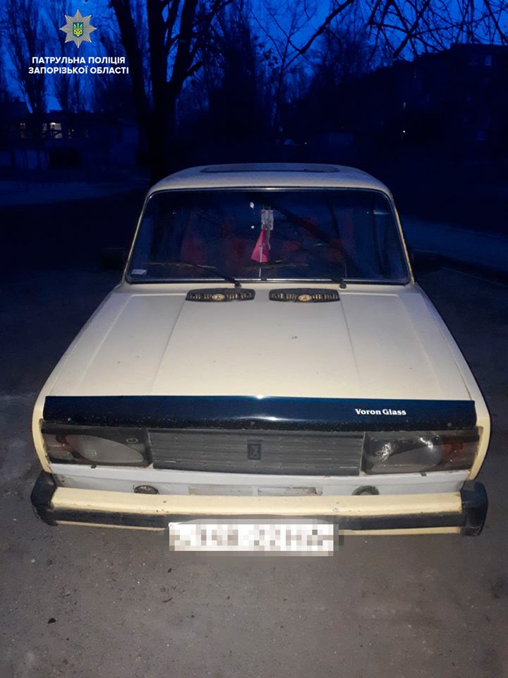 В Запорожье ночью разобрали две припаркованные во дворе легковушки (ФОТО)