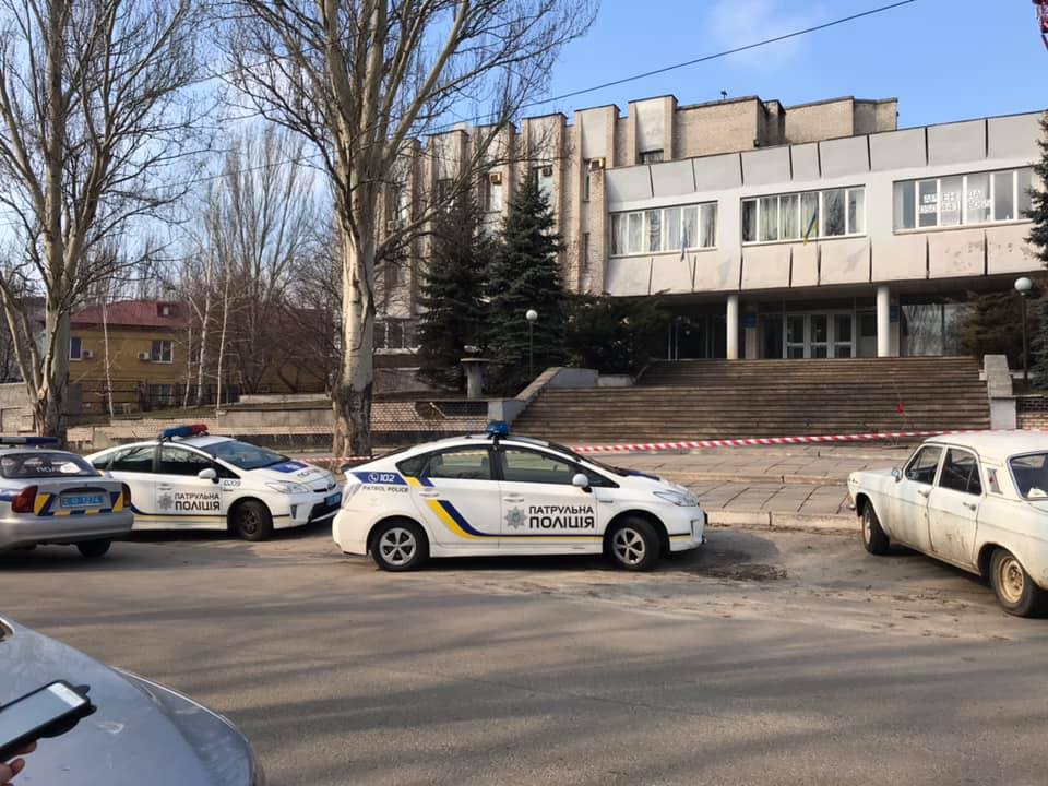 Подозрение на заминирование: с запорожской телекомпании эвакуировали сотрудников (ФОТО)