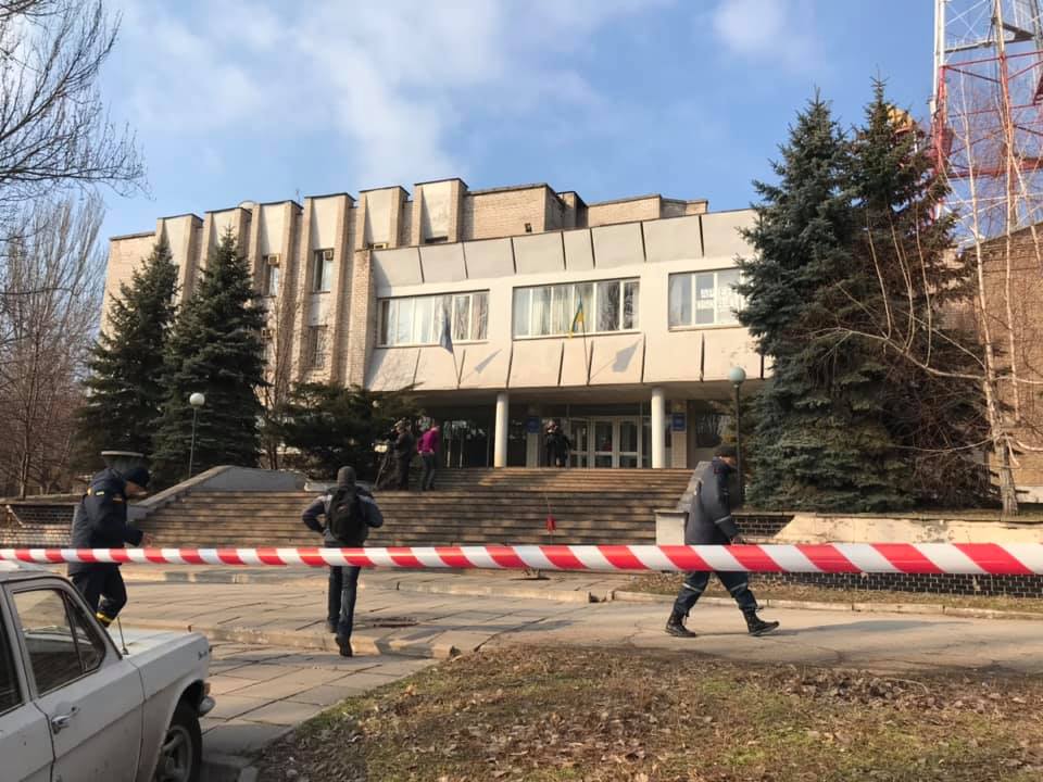 Подозрение на заминирование: с запорожской телекомпании эвакуировали сотрудников (ФОТО)