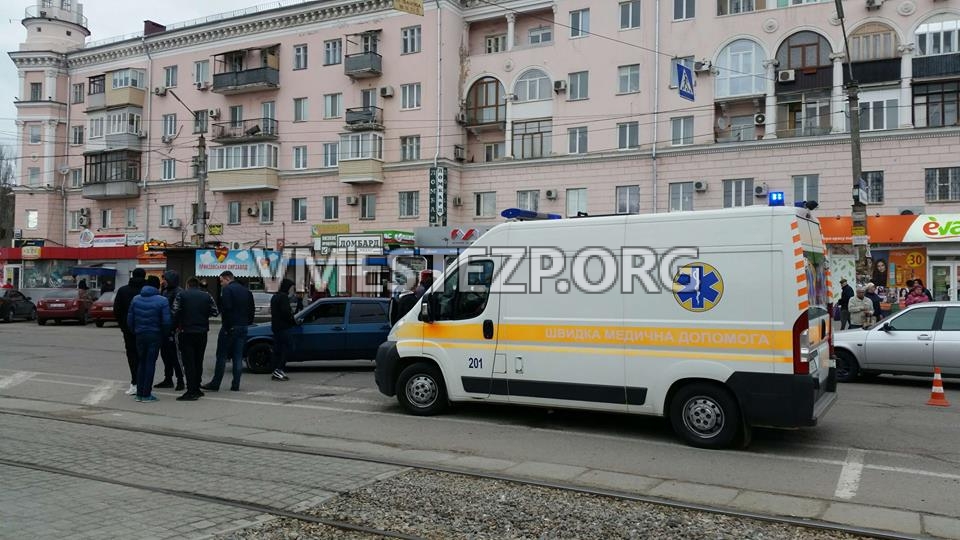 В Запорожье на пешеходном переходе сбили молодых девушек (ФОТО)