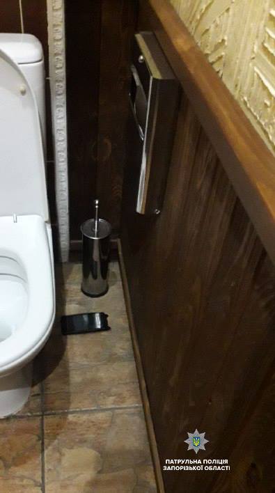 В Запорожье мужчина украл в кафе мобильный телефон и выбросил его в туалете (ФОТО)