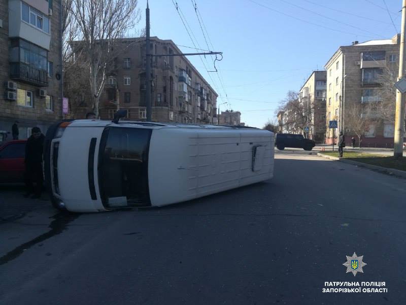 В Запорожье внедорожник столкнулся с маршруткой: есть пострадавшие (ФОТО)