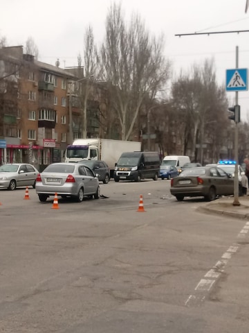 СМИ: В центре Запорожья столкнулись легковушки, есть пострадавшие (ФОТО, ВИДЕО)