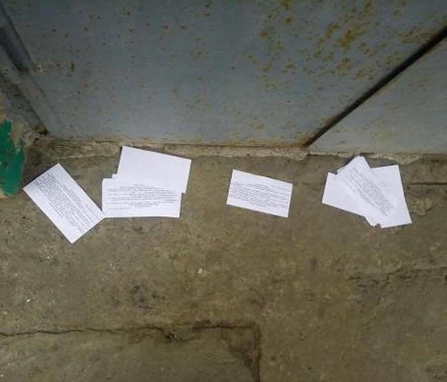В Запорожской области пригласительные на выборы разбрасывают под двери (ФОТОФАКТ)