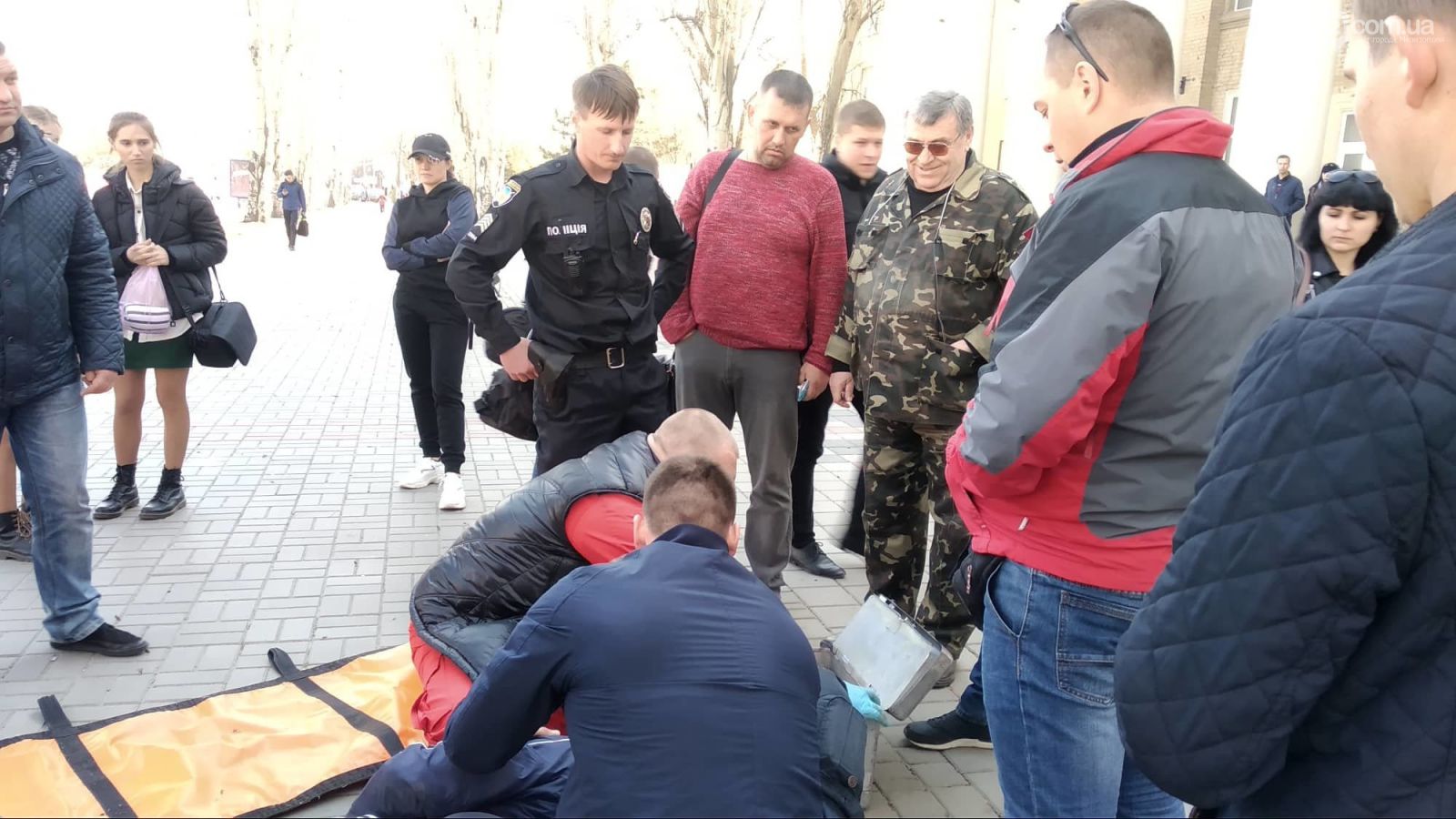 В Запорожской области на избирательном участке мужчина упал и разбил голову (ФОТО)