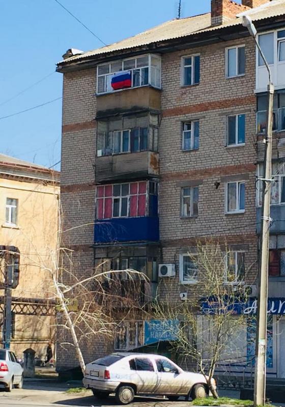 В Запорожской области на балконе вывесили флаг РФ и выкрикивали антиукраинские лозунги (ФОТО)