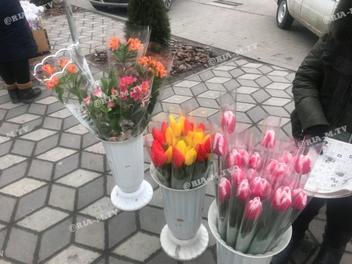 В Запорожской области накануне 8 Марта продают гигантские розы (ФОТОФАКТ)