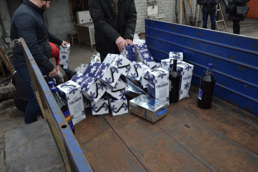 В Запорожье уничтожили партию конфискованного элитного алкоголя: опубликованы ВИДЕО и ФОТО