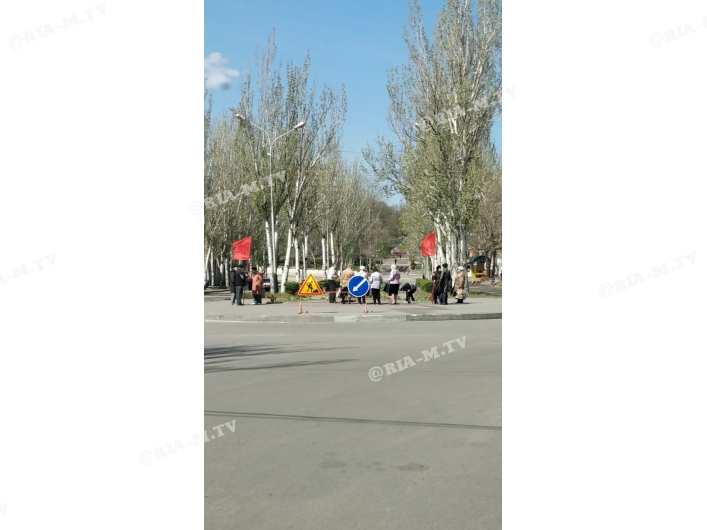 В Запорожской области на улицу вышли люди с советскими флагами (ФОТОФАКТ)