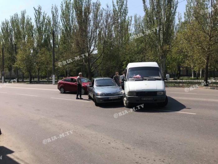 Под Запорожьем столкнулись Lanos и микроавтобус: водители устроили разборки (ВИДЕО, ФОТО)