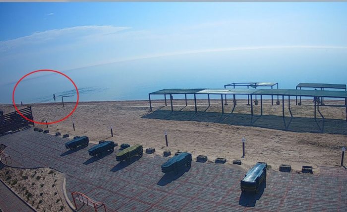 На пляже популярного запорожского курорта заметили отдыхающих (ФОТОФАКТ)