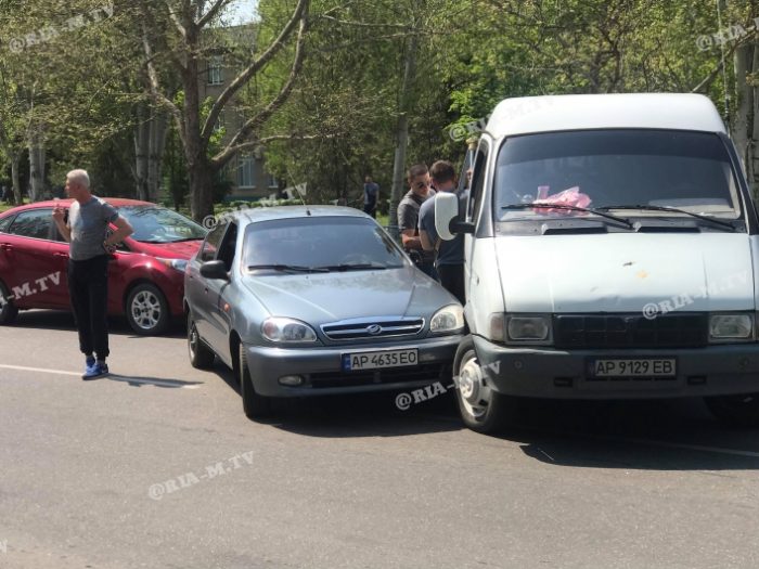 Под Запорожьем столкнулись Lanos и микроавтобус: водители устроили разборки (ВИДЕО, ФОТО)