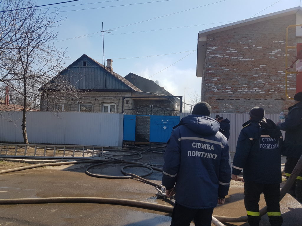 На запорожском курорте из горящего дома доставали женщину (ФОТО)