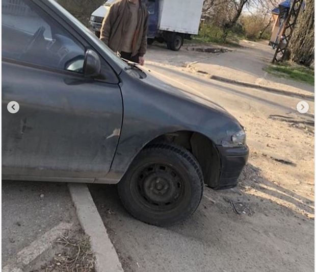 В Запорожье легковушка застряла на тротуаре: опубликованы ФОТО и ВИДЕО