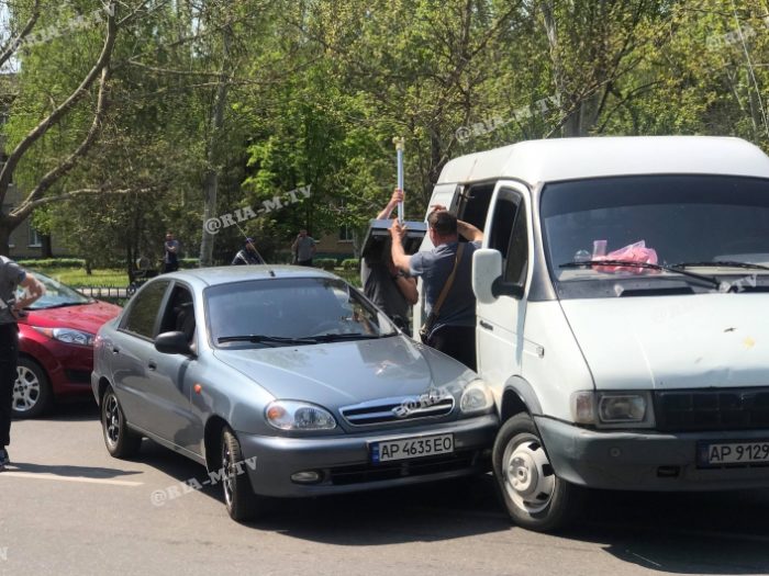 Под Запорожьем столкнулись Lanos и микроавтобус: водители устроили разборки (ВИДЕО, ФОТО)