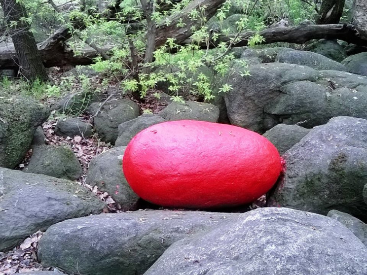 В Запорожье на Хортице обнаружили огромное пасхальное яйцо (ФОТОФАКТ)
