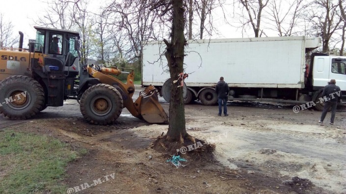 В Запорожской области многотонная фура застряла в ловушке коммунальщиков (ВИДЕО, ФОТО)