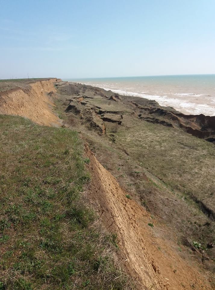 На запорожском курорте море разрушает берег возле ветряков (ВИДЕО, ФОТО)