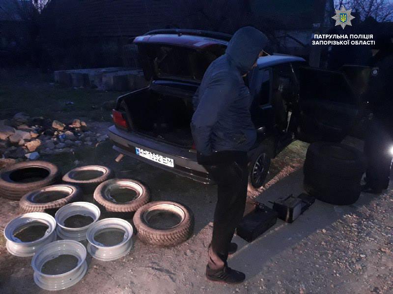 В Запорожье ночью с нескольких припаркованных авто сняли колеса (ФОТО)