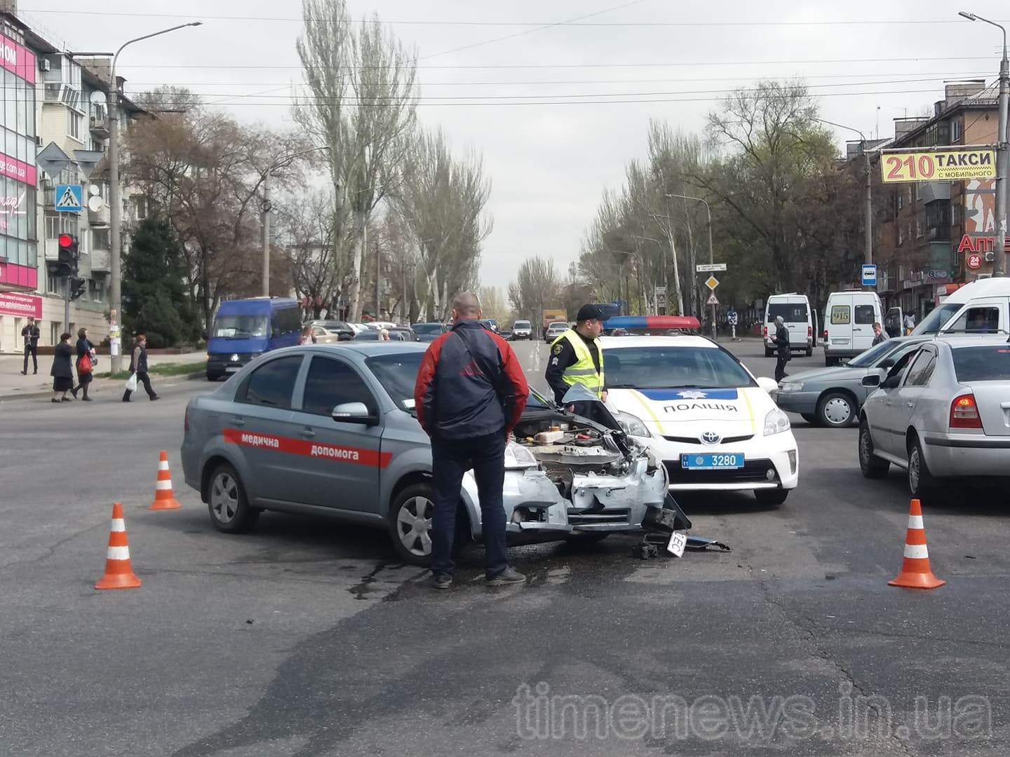 В Запорожье на перекрестке машина медпомощи попала в аварию: есть пострадавшие (ФОТО)