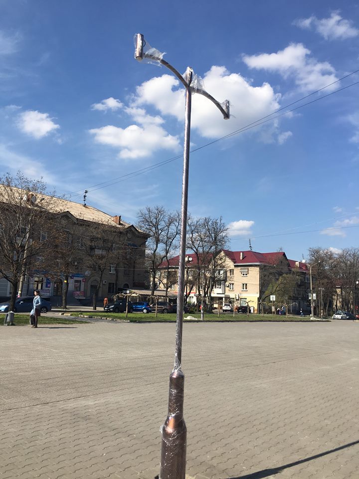 Ещё завернуты в плёнку: в центре Запорожья установили новые фонари (ФОТО)