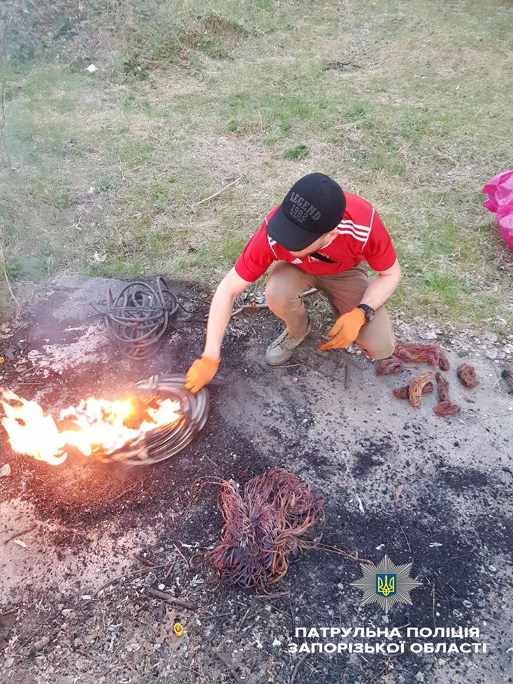 В Запорожье на Осипенковском патрульные заметили высокие клубы дыма (ФОТО)