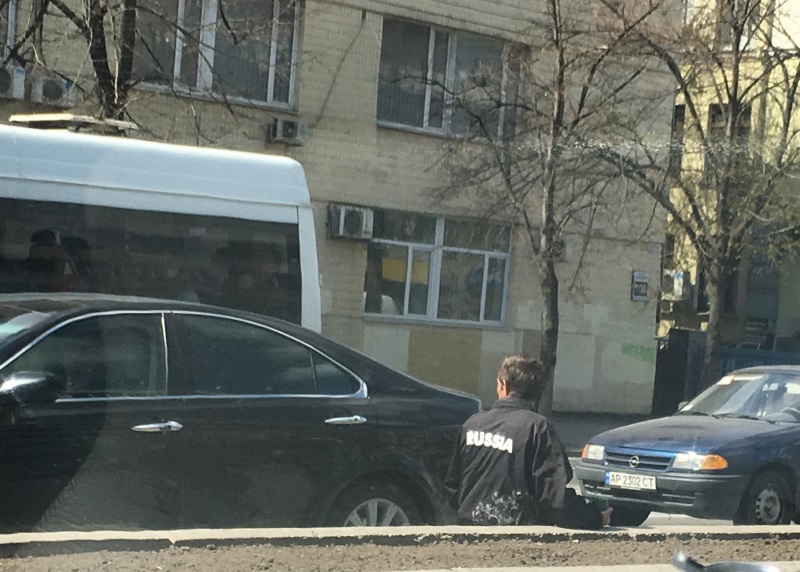 В центре Запорожья заметили безногого попрошайку с надписью Russia