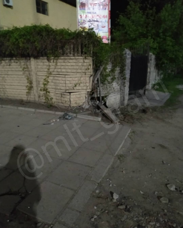 В Запорожской области иномарка влетела в забор (ФОТО)