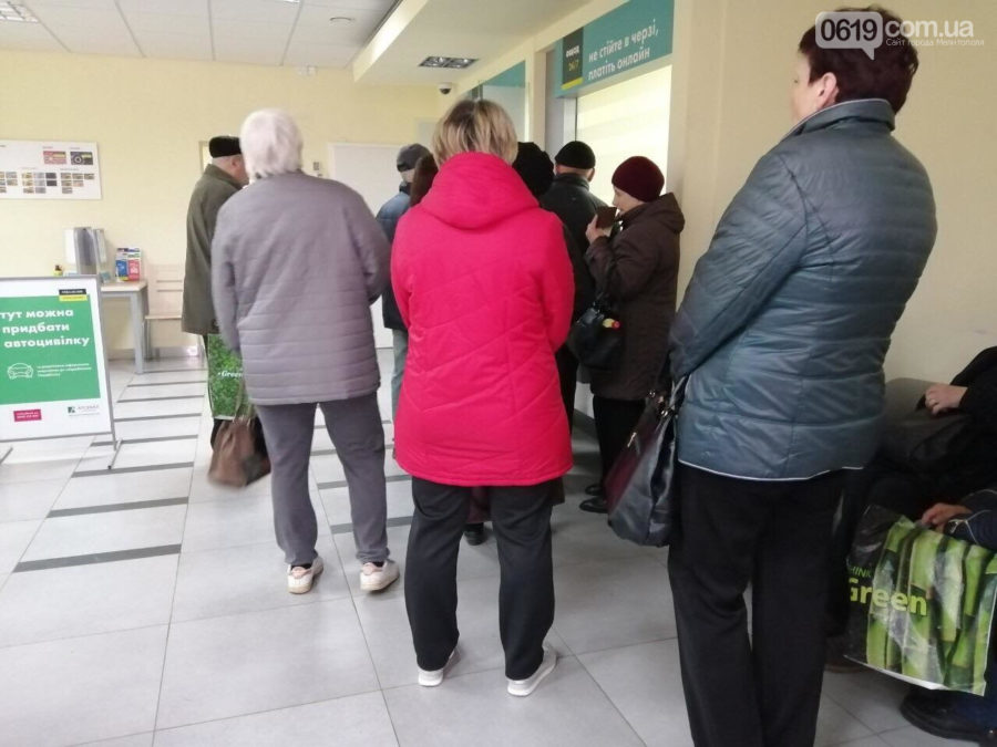 В Запорожской области в отделениях одного из банков образовались очереди: люди ждут часами (ФОТОФАКТ)
