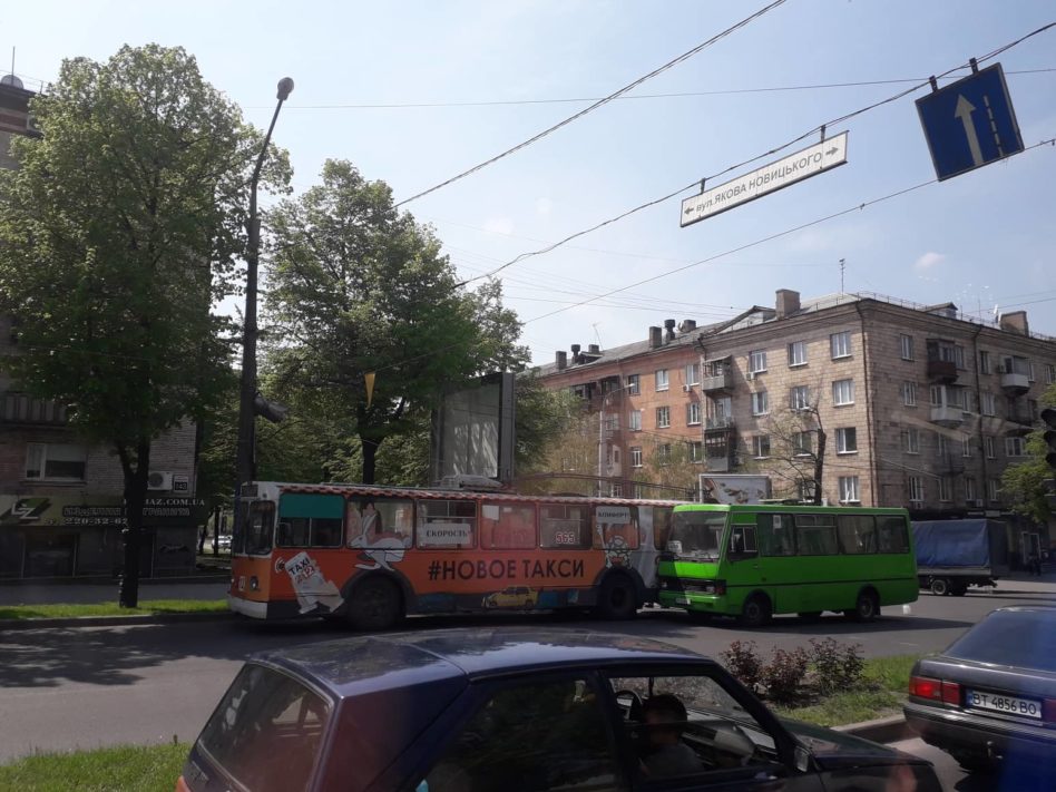 В центре Запорожья пассажирский автобус столкнулся с троллейбусом (ФОТО)