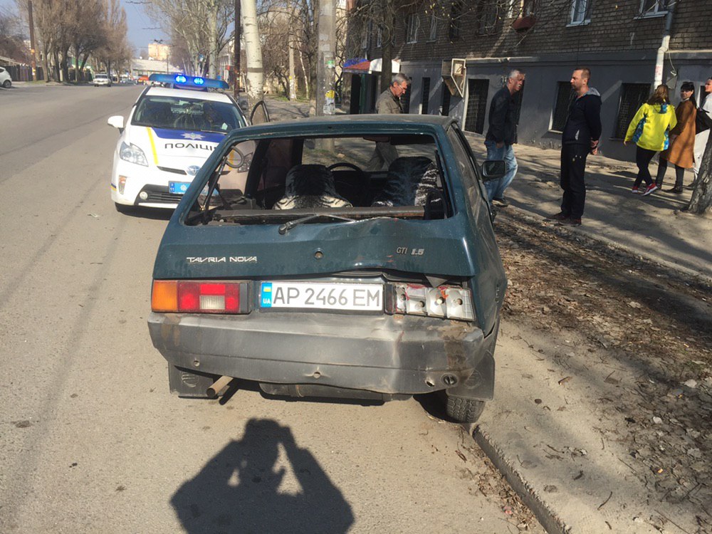 В Запорожье фура врезалась в легковушку, а после этого - в дерево (ФОТО)