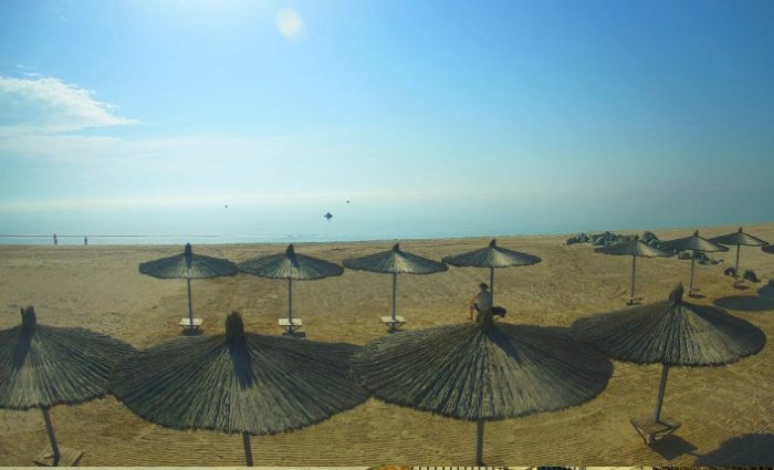 На пляже популярного запорожского курорта заметили отдыхающих (ФОТОФАКТ)