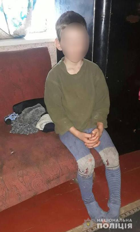 Грязная посуда и старые вещи: в Запорожской области полицейские проверили неблагополучные семьи (ФОТО)