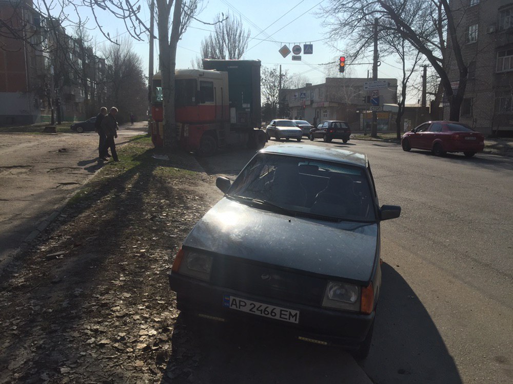 В Запорожье фура врезалась в легковушку, а после этого - в дерево (ФОТО)