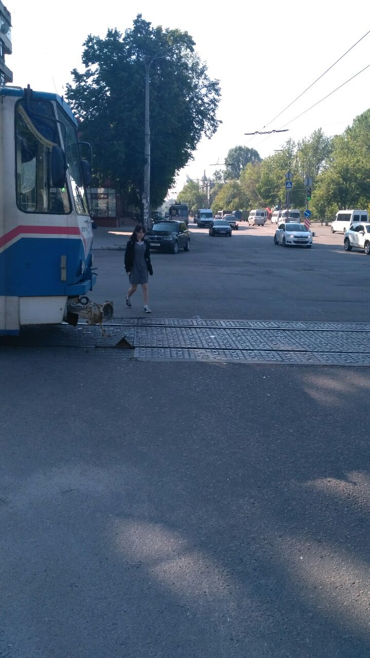 В Запорожье автобус не разминулся с трамваем (ФОТО)