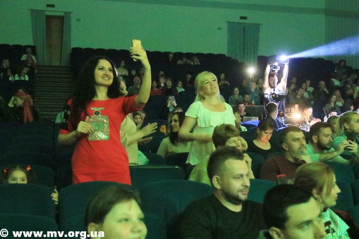 В Запорожской области фанатка Виталия Козловского во время концерта выбежала на сцену, чтобы обнять певца (ВИДЕО, ФОТО)