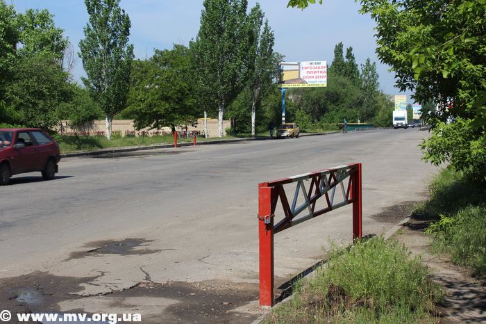 В Запорожской области на въезде в крупный город установили шлагбаумы: причина и ФОТО