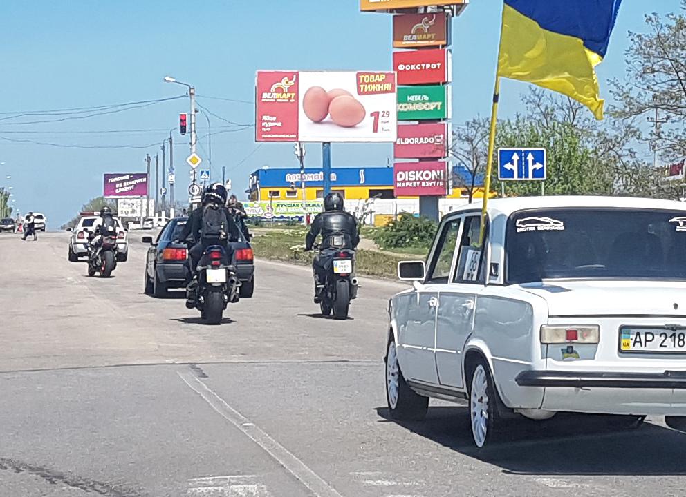 В Запорожской области заметили колонну автомобилей в сопровождении полицейских (ФОТО)