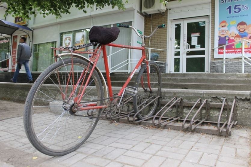 В одном из городов Запорожской области нет общественного транспорта: люди пересели на велосипеды (ФОТО)