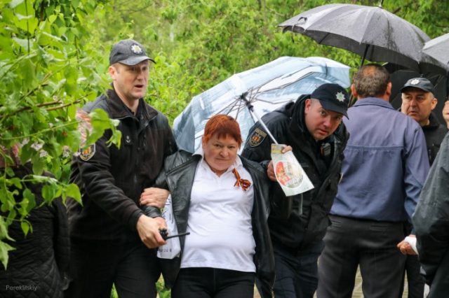 В Запорожской области полиция задержала женщину с георгиевской лентой на груди (ФОТОФАКТ)
